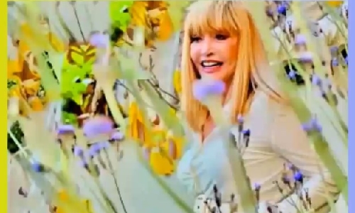 Алла снова нам поёт!